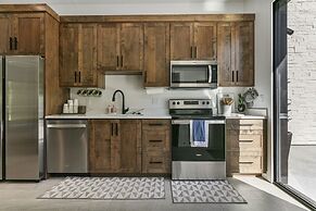 9005B - Luxury Two Bedroom + Den 2 Home