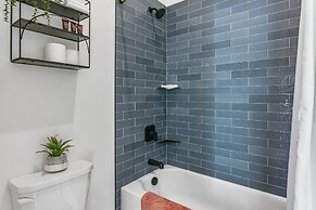 9005B - Luxury Two Bedroom + Den 2 Home