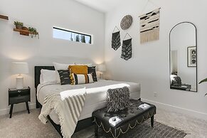 9005B - Luxury Two Bedroom + Den 2 Home