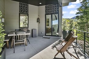 9005B - Luxury Two Bedroom + Den 2 Home