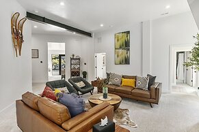 9005B - Luxury Two Bedroom + Den 2 Home