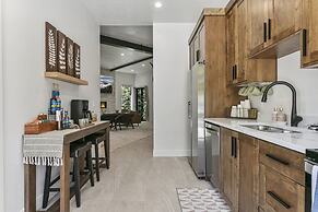 9005B - Luxury Two Bedroom + Den 2 Home