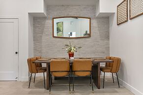 9005B - Luxury Two Bedroom + Den 2 Home