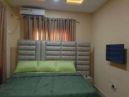 2 Bed - Sleeps 4 - Aircon - Free Parking