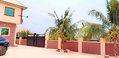 2 Bed - Sleeps 4 - Aircon - Free Parking