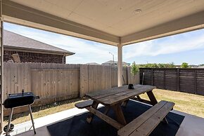 Charming 4BR Spacious Backyard in Hutto