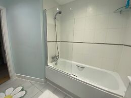 Cosy 2 Bedroom Royal Docks Apartment