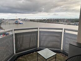 Cosy 2 Bedroom Royal Docks Apartment