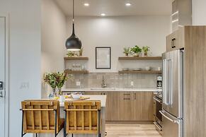 The Aerie Suites by AvantStay – Modern Comfort with Mountain Views