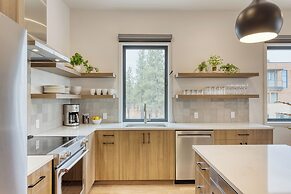 The Aerie Suites by AvantStay – Modern Comfort with Mountain Views