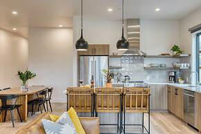 The Aerie Suites by AvantStay – Modern Comfort with Mountain Views