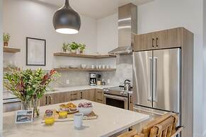 The Aerie Suites by AvantStay – Modern Comfort with Mountain Views