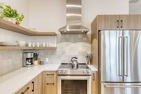 The Aerie Suites by AvantStay – Modern Comfort with Mountain Views