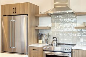 The Aerie Suites by AvantStay – Modern Comfort with Mountain Views