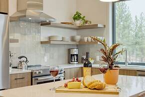 The Aerie Suites by AvantStay – Modern Comfort with Mountain Views