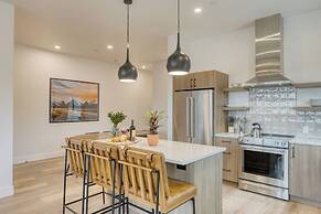 The Aerie Suites by AvantStay – Modern Comfort with Mountain Views