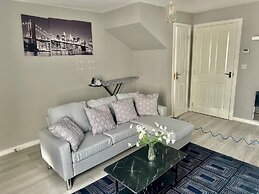Luxurious Wolverhampton Retreat With 4 Bedrooms