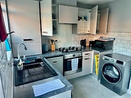 Luxurious Wolverhampton Retreat With 4 Bedrooms