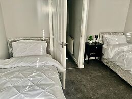 Luxurious Wolverhampton Retreat With 4 Bedrooms