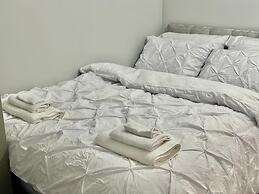 Luxurious Wolverhampton Retreat With 4 Bedrooms