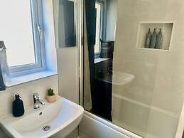 Luxurious Wolverhampton Retreat With 4 Bedrooms