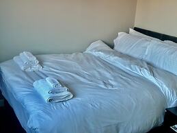 Luxurious Wolverhampton Retreat With 4 Bedrooms