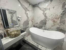 Romeo Villa Hotel HN - by BAY LUXURY