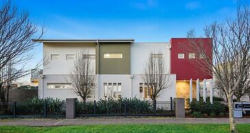 StayAU Pakenham Townhouse with Lakeview