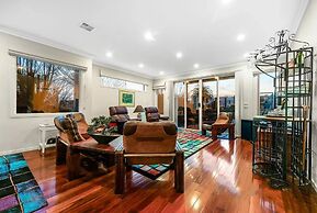 StayAU Pakenham Townhouse with Lakeview