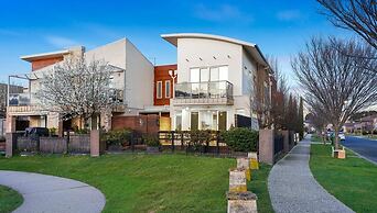 StayAU Pakenham Townhouse with Lakeview