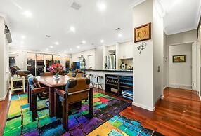 StayAU Pakenham Townhouse with Lakeview