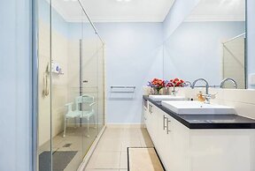 StayAU Pakenham Townhouse with Lakeview