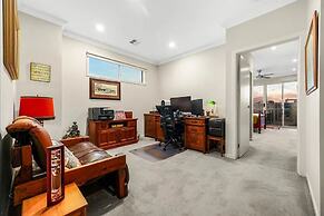 StayAU Pakenham Townhouse with Lakeview