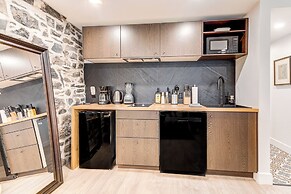 Elegant 1 Bedroom Suite