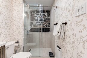 Elegant 1 Bedroom Suite