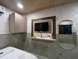 Hotel Newyork by Stayzy Rooms