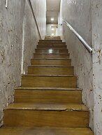 Hotel Newyork by Stayzy Rooms