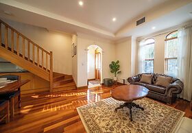 Cozy Home with fireplace 5mins to beach