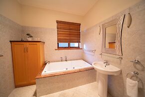 Cozy Home with fireplace 5mins to beach