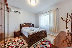 Authentic Lake View Apartment