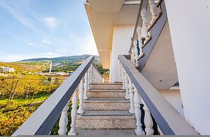 Authentic Lake View Apartment