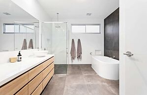 Stanford Luxury Pool Sauna Spa Tennis Court