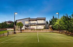 Stanford Luxury Pool Sauna Spa Tennis Court