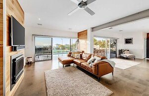 Stanford Luxury Pool Sauna Spa Tennis Court