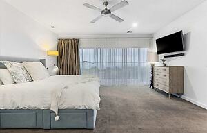 Stanford Luxury Pool Sauna Spa Tennis Court