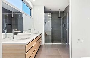 Stanford Luxury Pool Sauna Spa Tennis Court