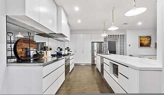 Stanford Luxury Pool Sauna Spa Tennis Court