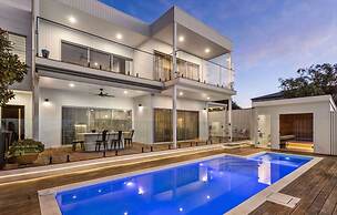 Stanford Luxury Pool Sauna Spa Tennis Court