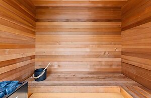 Stanford Luxury Pool Sauna Spa Tennis Court