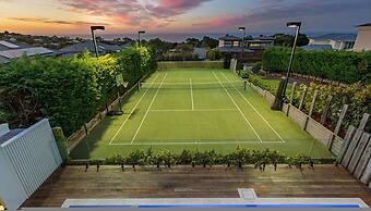 Stanford Luxury Pool Sauna Spa Tennis Court